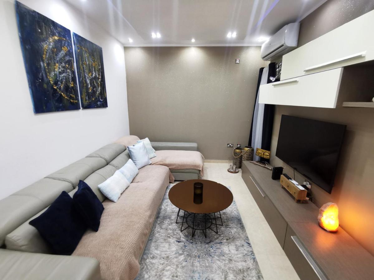 Modern & Spacious2+1 Bedroom With Patio Apartamento